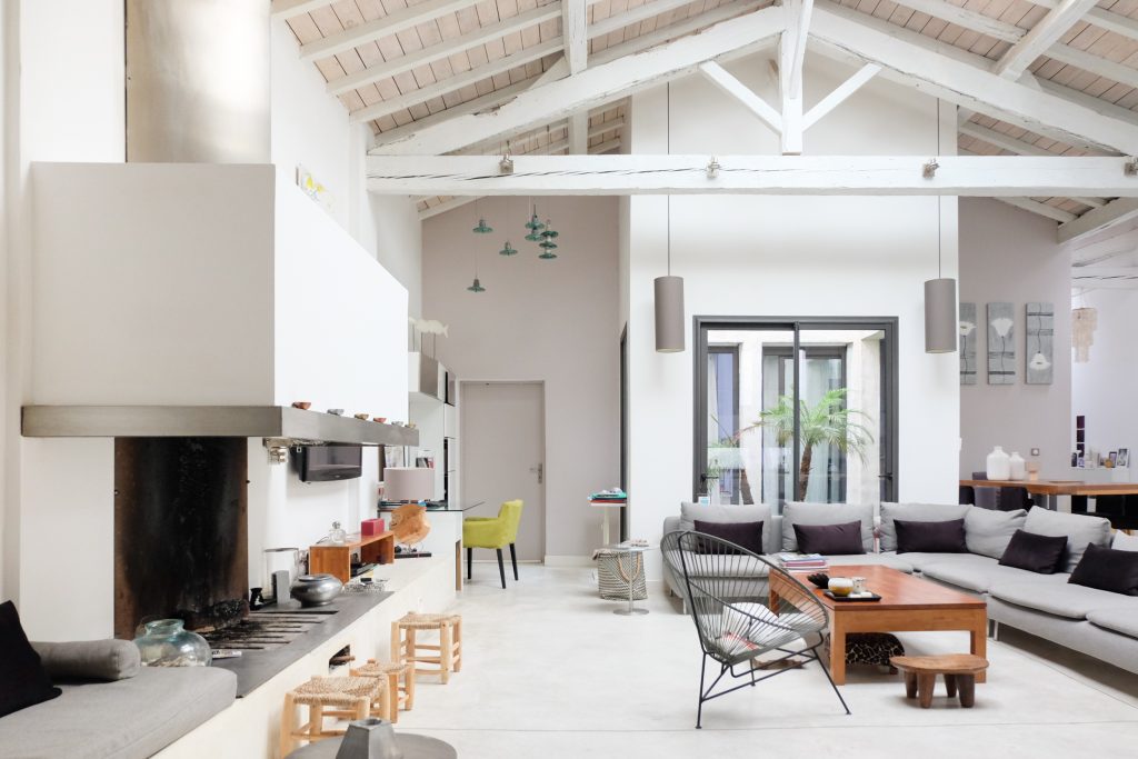 salon avec cheminée